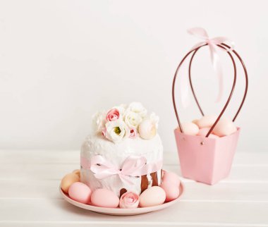 Paskalya ortodoks tatlı ekmeği, kulich ve çiçekli renkli yumurtalar. Fotokopi alanı ile tatil kahvaltısı konsepti. Retro tarzı. Paskalya tebrik kartı şablonu