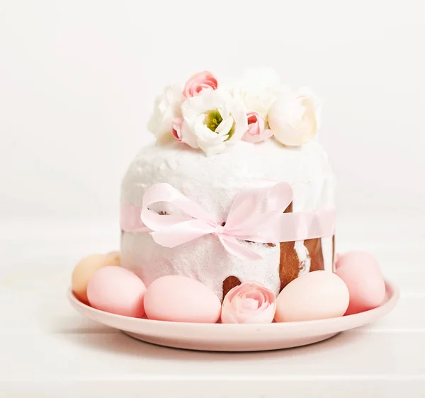 Easter orthodox sweet bread, kulich and colorful eggs with flowers. Holidays breakfast concept with copy space. Retro style. Easter greeting card template — 스톡 사진