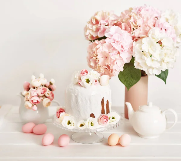 Påsk ortodoxa sött bröd, kulich och färgglada ägg med blommor. Semester frukost koncept med kopieringsutrymme. Retrostil. Påsk gratulationskort mall — Stockfoto