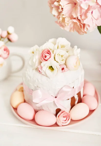 Páscoa pão doce ortodoxo, kulich e ovos coloridos com flores. Conceito de café da manhã feriados com espaço de cópia. Estilo retrô. Modelo de cartão de saudação Páscoa — Fotografia de Stock