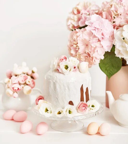 Påsk ortodoxa sött bröd, kulich och färgglada ägg med blommor. Semester frukost koncept med kopieringsutrymme. Retrostil. Påsk gratulationskort mall — Stockfoto