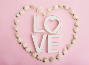 Sevgililer Günü 'nde kalp ve çiçeklerle romantik bir arka plan. Kopya alanı olan Sevgililer Günü kartı. Pembe arka planda aşk mektupları. Sevgililer Günü tebrik kartı şablonu 14 Şubat