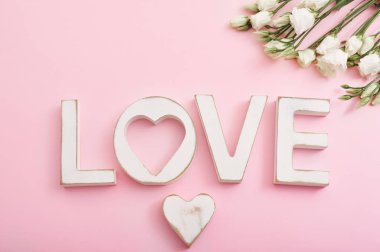 Sevgililer Günü 'nde kalp ve çiçeklerle romantik bir arka plan. Kopya alanı olan Sevgililer Günü kartı. Pembe arka planda aşk mektupları. Sevgililer Günü tebrik kartı şablonu 14 Şubat
