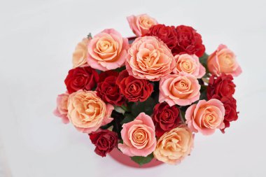 Sevgililer Günü 'nde çiçeklerle romantik bir arka plan. Kopya alanı olan Sevgililer Günü kartı. Çiçekler hediye kutusunda. Sevgililer Günü tebrik kartı şablonu 14 Şubat. Mutlu yıllar ya da düğün kartpostalı