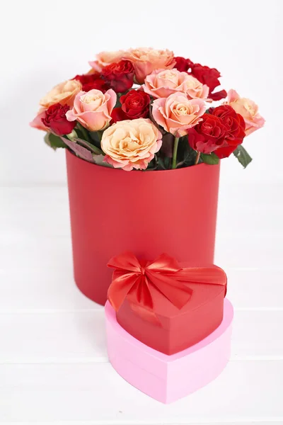 Valentijnsdag romantische achtergrond met bloemen rozen. Valentijnskaart met kopieerruimte. Bloemen in geschenkdoos. Valentijnsdag wenskaart template 14 februari. Gelukkige verjaardag of trouwkaart — Stockfoto