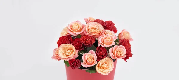 Día de San Valentín fondo romántico con flores rosas. Tarjeta de San Valentín con espacio para copias. Flores en caja de regalo. Tarjeta de felicitación de San Valentín plantilla 14 de febrero. Feliz cumpleaños o postal de boda — Foto de Stock