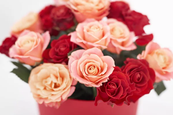 День святого Валентина романтический фон с цветами розы. Валентинка с копировальным местом. Цветы в подарочной коробке. Шаблон поздравительной открытки на день Святого Валентина 14 февраля. Счастливый день рождения или свадебная открытка — стоковое фото