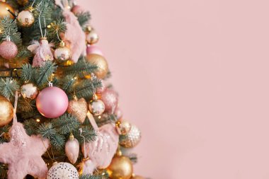 Pembe çatı katı tarzında bir Noel ağacı. Noel tebrik kartı şablonu. Yeni Yıl tebrik kartı. Pastel renkli Noel süslemesi. Kış ağacında Noel ağacı İç yatak odasında