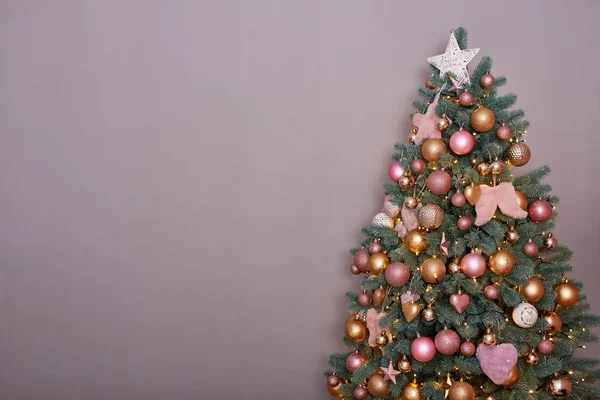 Choinka w różowym stylu loft wnętrza. Szablon kartka świąteczna. Kartka z gratulacjami na Nowy Rok. Pastelowe kolorowe dekoracje na Boże Narodzenie. Choinka na szarym tle — Zdjęcie stockowe