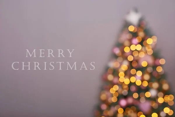 Árbol de Navidad en rosa fuera de foco. Plantilla saludo de Navidad —  Fotos de Stock