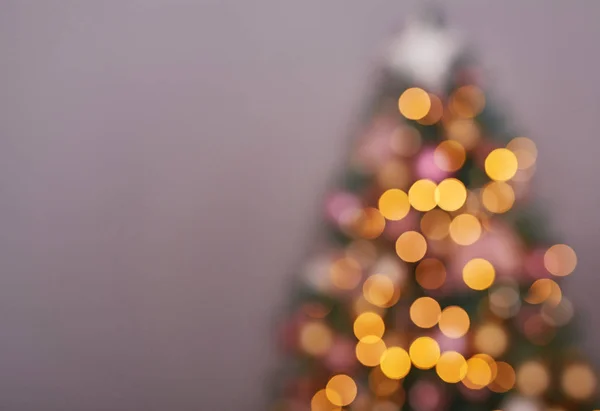 분홍색으로 빛나는 크리스마스 트리입니다. 크리스마스 인사말 카드의 견본. 새해 축하 카드 야. 크리스마스를 위한 파스텔 색 장식. 회색 배경에 있는 크리스마스 트리 — 스톡 사진