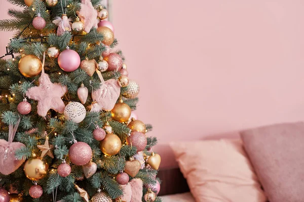 Christmas tree in pink loft style interior. Template Christmas greeting card. Congratulatory New Year greeting card. Pastel colored decoration for christmas. Christmas tree in winter interior bedroom — Stock Photo, Image