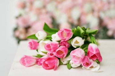 Çiçek arkaplanındaki laleler şenlikli arka planda, pastel ve çiçek kartlarında. Bahar tebrik kartı şablonu. Uzayı kopyala Düğün sahnesi. Anneler Günü, kadın kartı..