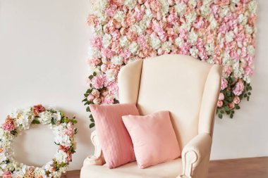 Çiçeklerin üzerinde narin güller ve ortancalar açan yaz çiçekleri şenlikli arka plan, pastel ve çiçekli çiçek kartı. Bahar tebrik kartı şablonu. Uzayı kopyala Renkli arkaplanda Kol Koltuğu.