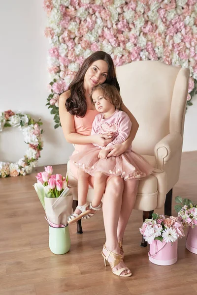 Menina Bonita Com Flores Tulipa Nas Mãos Sobre Fundo Floral — Fotografia de Stock