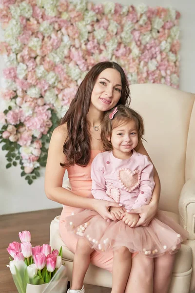 Bella Ragazza Con Fiori Tulipano Mano Sfondo Floreale Biglietto Auguri — Foto Stock