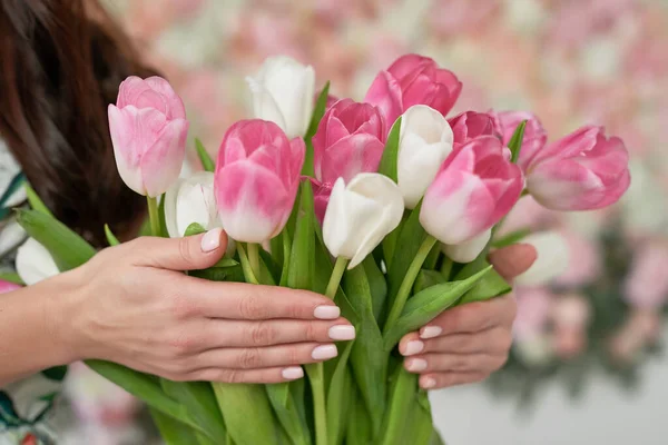Piękna Dziewczyna Kwiatów Tulipana Rękach Tle Kwiatowym Kartka Życzeniami Dzień — Zdjęcie stockowe