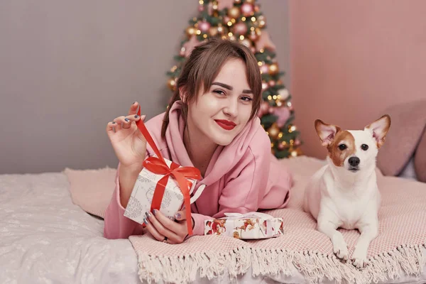 Dívka Psem Jack Russell Terrier Vánoční Pozadí Šablona Vánoční Přání — Stock fotografie