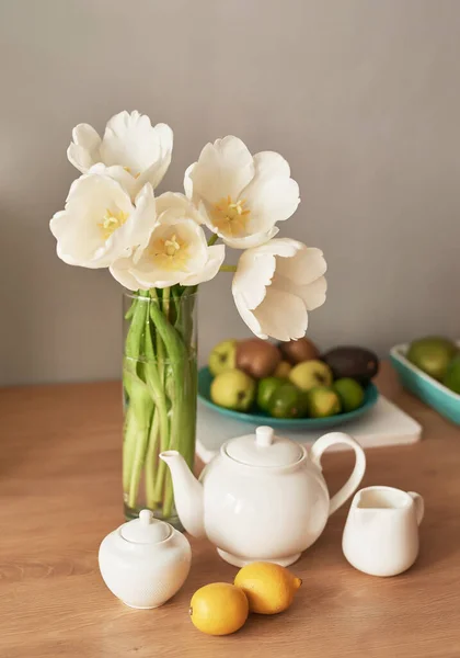 Schöner Teeservice Auf Holztisch Wohnkultur Blumenstrauß Der Vase Tisch Mit — Stockfoto