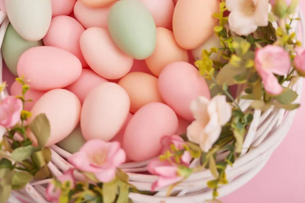 Barevné Velikonoční Vejce Hnízdě Pastelové Barvy Pozadí Květinami Kopírovat Prostor — Stock fotografie