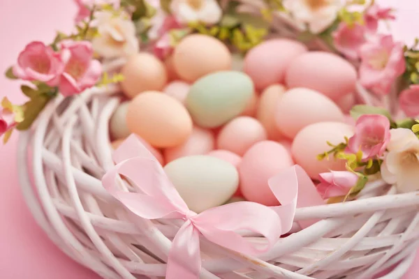 Barevné Velikonoční Vejce Hnízdě Pastelové Barvy Pozadí Květinami Kopírovat Prostor — Stock fotografie