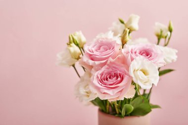 Bahar kartı şablonu. Mutlu yıllar ya da Sevgililer Günü. Kadınlar Günü. Anneler günü için tebrik kartı. Paskalya için tebrik ederim. Çiçek kartı. Uzayı kopyala Düğün davetiyesi. Pembe arka planda çiçekler.