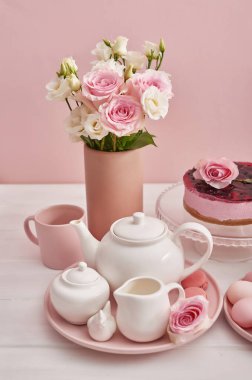 Bahar kartı şablonu. Mutlu yıllar ya da Sevgililer Günü. Kadınlar Günü. Anneler günü için tebrik kartı. Çiçeklerle tebrik ederim. Çiçek kartı. Uzayı kopyala Düğün davetiyesi. Çiçekli çay seti..