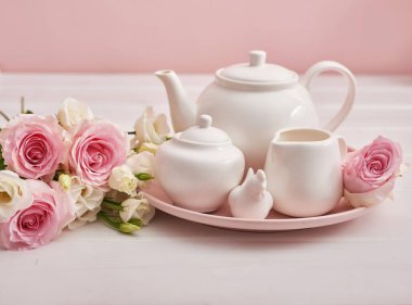 Bahar kartı şablonu. Mutlu yıllar ya da Sevgililer Günü. Kadınlar Günü. Anneler günü için tebrik kartı. Çiçeklerle tebrik ederim. Çiçek kartı. Uzayı kopyala Düğün davetiyesi. Çiçekli çay seti..