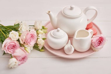 Bahar kartı şablonu. Mutlu yıllar ya da Sevgililer Günü. Kadınlar Günü. Anneler günü için tebrik kartı. Çiçeklerle tebrik ederim. Çiçek kartı. Uzayı kopyala Düğün davetiyesi. Çiçekli çay seti..