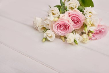 Bahar kartı şablonu. Mutlu yıllar ya da Sevgililer Günü. Kadınlar Günü. Anneler günü için tebrik kartı. Paskalya için tebrik ederim. Çiçek kartı. Uzayı kopyala Düğün davetiyesi. Beyaz arkaplanda güller.