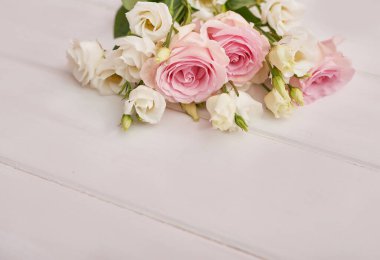 Bahar kartı şablonu. Mutlu yıllar ya da Sevgililer Günü. Kadınlar Günü. Anneler günü için tebrik kartı. Paskalya için tebrik ederim. Çiçek kartı. Uzayı kopyala Düğün davetiyesi. Beyaz arkaplanda güller.