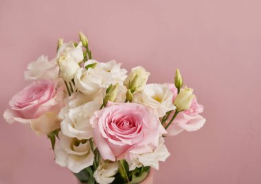 Bahar kartı şablonu. Mutlu yıllar ya da Sevgililer Günü. Kadınlar Günü. Anneler günü için tebrik kartı. Paskalya için tebrik ederim. Çiçek kartı. Uzayı kopyala Düğün davetiyesi. Pembe arka planda güller.