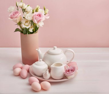 Paskalya sofrası pasta, yumurta ve çiçeklerle dolu. Mutlu Paskalya tebrik kartı şablonları. Paskalya pastası ve renkli yumurtalar festival masasında. Aile kutlaması konsepti. Paskalya tatili