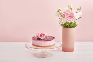 Bahar kartı şablonu. Mutlu yıllar ya da Sevgililer Günü. Kadınlar Günü. Anneler günü için tebrik kartı. Paskalya için tebrik ederim. Çiçek kartı. Uzayı kopyala Düğün davetiyesi. Çiçekli kek..