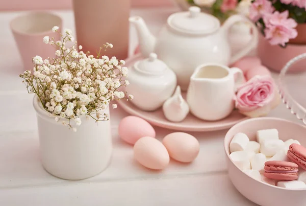 Påskdukning Med Tårta Ägg Och Blommor Glad Påsk Gratulationskort Mall — Stockfoto