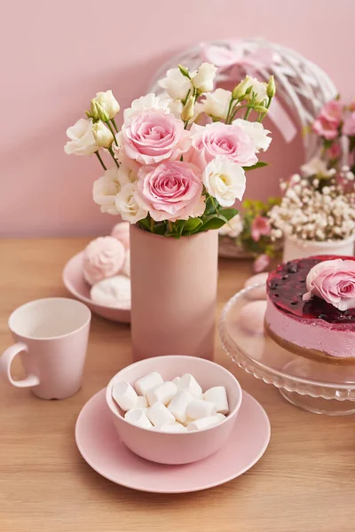 Påskdukning Med Tårta Ägg Och Blommor Glad Påsk Gratulationskort Mall — Stockfoto