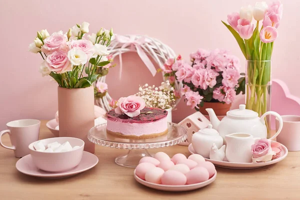 Påskdukning Med Tårta Ägg Och Blommor Glad Påsk Gratulationskort Mall — Stockfoto