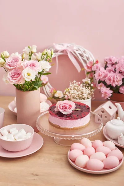 Påskdukning Med Tårta Ägg Och Blommor Glad Påsk Gratulationskort Mall — Stockfoto