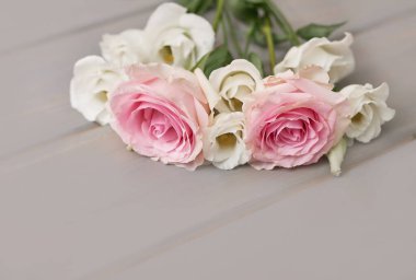 Bahar kartı şablonu. Mutlu yıllar ya da Sevgililer Günü. Kadınlar Günü. Anneler günü için tebrik kartı. Paskalya için tebrik ederim. Çiçek kartı. Uzayı kopyala Düğün davetiyesi. Gri arkaplanda çiçekler