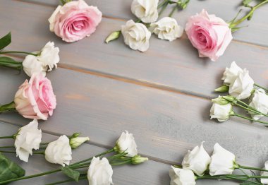 Bahar kartı şablonu. Mutlu yıllar ya da Sevgililer Günü. Kadınlar Günü. Anneler günü için tebrik kartı. Paskalya için tebrik ederim. Çiçek kartı. Uzayı kopyala Düğün davetiyesi. Gri arkaplanda çiçekler