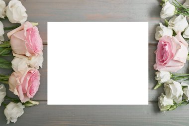 Bahar kartı şablonu. Mutlu yıllar ya da Sevgililer Günü. Kadınlar Günü. Anneler günü için tebrik kartı. Paskalya için tebrik ederim. Çiçek kartı. Uzayı kopyala Düğün davetiyesi. Gri arkaplanda çiçekler