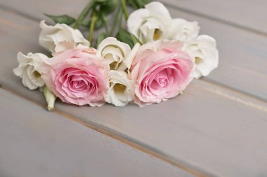 Bahar kartı şablonu. Mutlu yıllar ya da Sevgililer Günü. Kadınlar Günü. Anneler günü için tebrik kartı. Paskalya için tebrik ederim. Çiçek kartı. Uzayı kopyala Düğün davetiyesi. Gri arkaplanda çiçekler