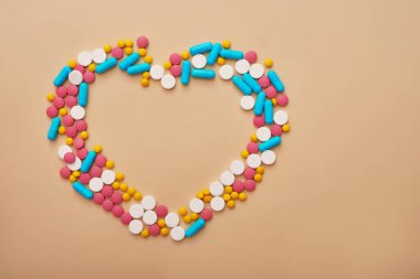 Bej arka planda çeşitli ilaç hapları, haplar ve kapsüller. Bir sürü hap. Koronovirüs, karantina, salgın, salgın, grip, soğuk algınlığı, hastalık. Tıp konsepti ve sağlık.