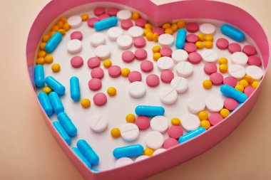 Bej arka planda çeşitli ilaç hapları, haplar ve kapsüller. Bir sürü hap. Koronovirüs, karantina, salgın, salgın, grip, soğuk algınlığı, hastalık. Tıp konsepti ve sağlık.