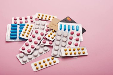 Para ve haplar. Para, ilaç konsepti ve nakit üzerinde farklı renkte haplar. Bir sürü hap. Koronovirüs, karantina, salgın, salgın, grip, soğuk algınlığı, hastalık. Tıp konsepti ve sağlık. 