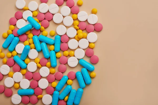 Surtido Píldoras Medicamentos Farmacéuticos Tabletas Cápsulas Fondo Beige Montón Varias — Foto de Stock