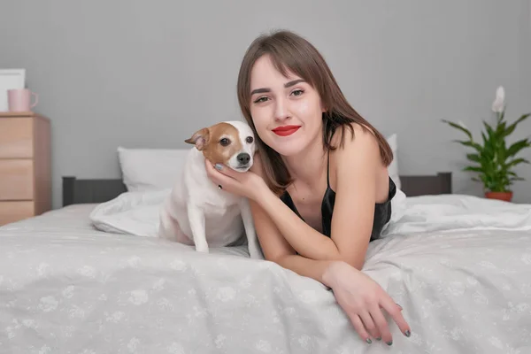Mädchen Und Hund Bett Schöne Frau Schlafanzug Sitzt Mit Hund — Stockfoto