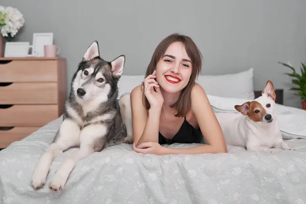 Mädchen Und Hund Bett Schöne Frau Schlafanzug Sitzt Auf Dem — Stockfoto