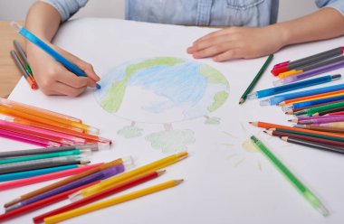 Çocuk Dünya Günü için gezegen çiziyor. Çevrenin korunması, Toprak Ana Günü tebrikleri ve kutlamaları. Gezegenimizi kurtarın! Sanat öğrenme ve eğitim kavramı, dünyayı sevmek, dünyayı ve birliği kurtarmak..