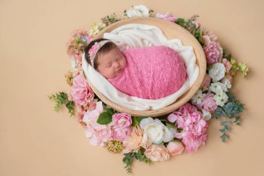 Uyuyan yeni doğan bebek. Sağlıklı ve tıbbi konsept. Sağlıklı çocuk, hastane kavramı ve mutlu annelik. Bebek, bebek. Mutlu hamilelikler ve doğum. Çocuk teması. Bebek ve çocuk eşyaları..